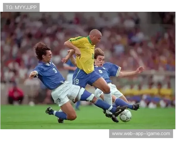 巨星罗纳尔多的辉煌岁月与足球传奇之路全面回顾 巨星罗纳尔多的辉煌岁月与足球传奇之路全面回顾